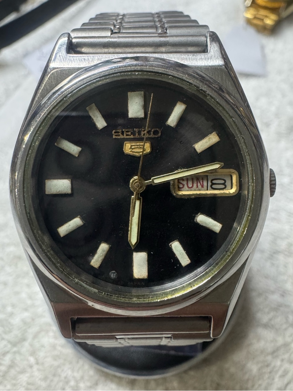 Seiko 5 automatic
Black Dial Men's Watch with Gold Accents
